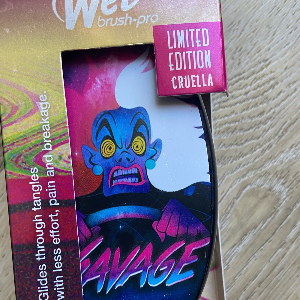NWOT Disney Villains Cruella DeVille brush